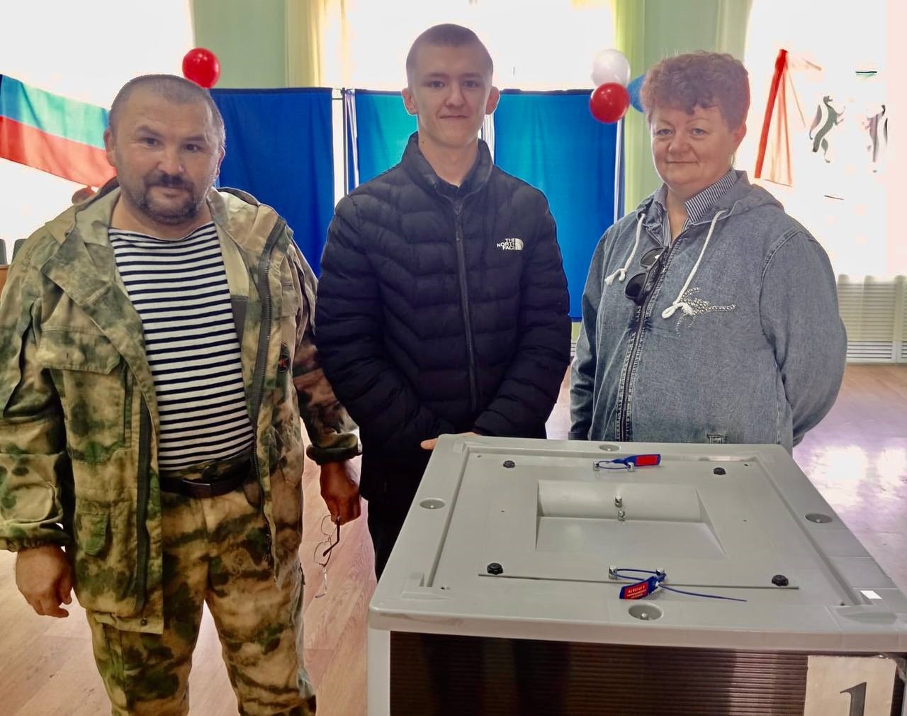 11_kuybyshevskiy_uik_586_semya_vostrovyh_viktor_anatolevich_olga_sergeevna_syn_roman_vpervye_golosuyushchiy_i_segodnya_ispolnilos_18_let.jpg