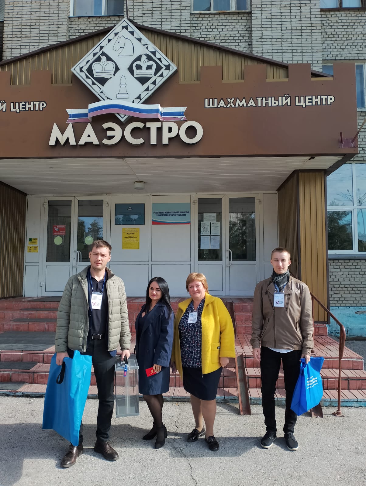1346_chleny_uik_aleksandr_vinokurov_vyacheslav_ryabov_svetlana_chernysheva_v_soprovozhdenii_sekretarya_tik_viktorii_kozhedub_vyehali_dlya_golosovaniya_v_ik-18_osuzhdennye_na_prinuditelnye_raboty.jpeg
