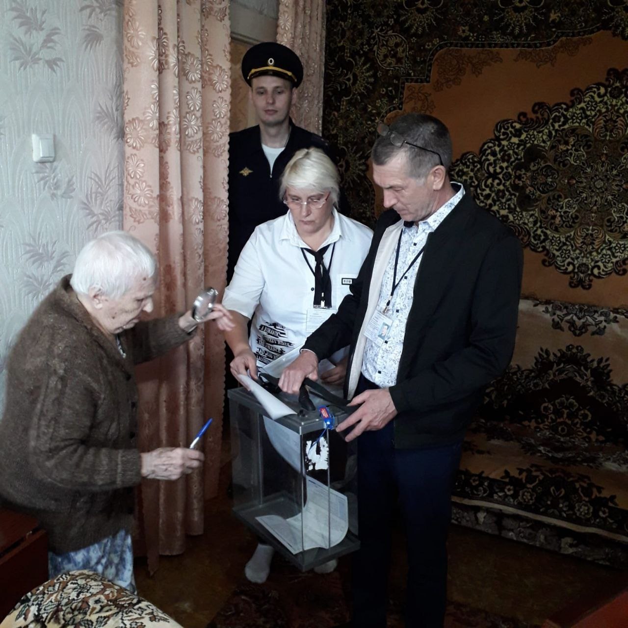 1izbiratel_praskovya_nikolaevna_golosuet_na_domu_v_svoy_100-letniy_yubiley.jpg