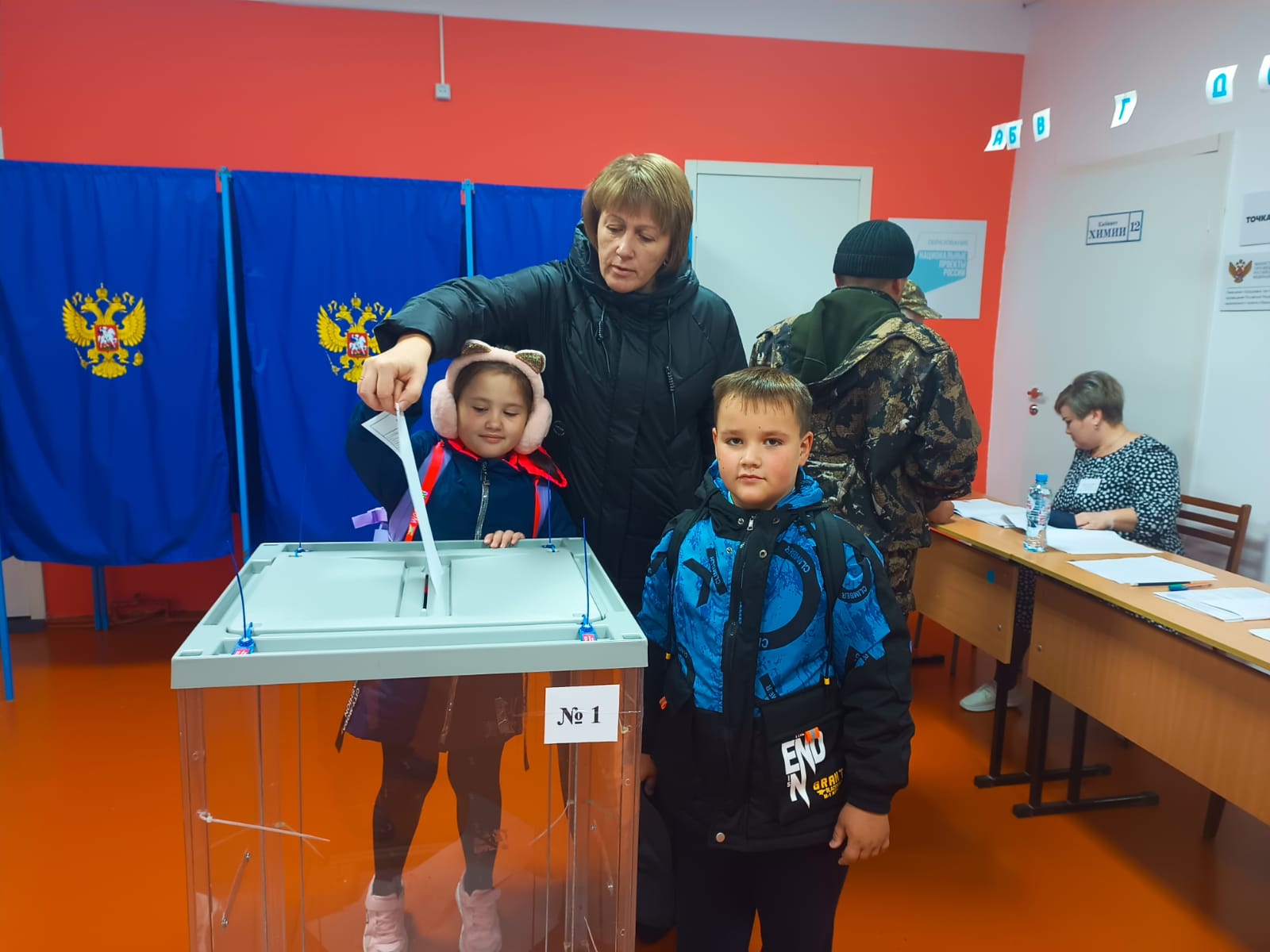 dovolenskiy_rayon_uik_no_193_golosuet_uchitel_sidorova_tatyana_pavlovna_s_detmi_kirillom_i_polinoy.jpg