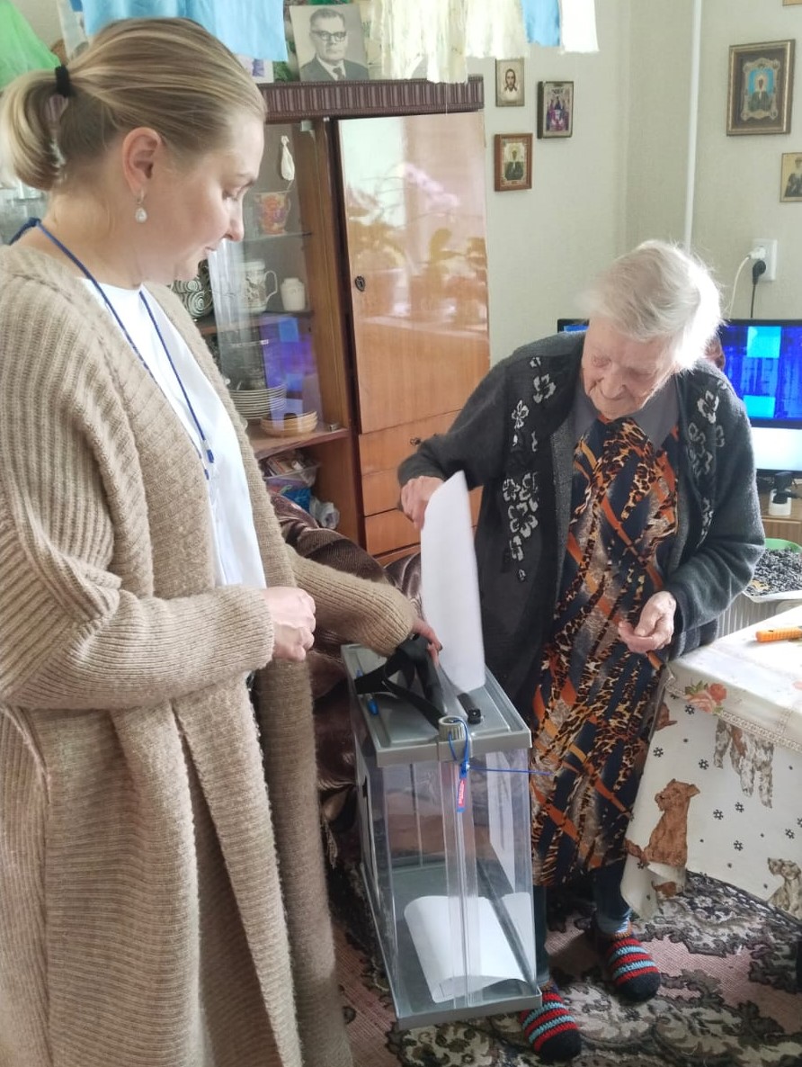 sedechkina_ekaterina_semenovna_golosuet_izbiratel_100_let_v_noyabre_2023_goda_ispolnyaetsya_101_god_na_domu.jpeg