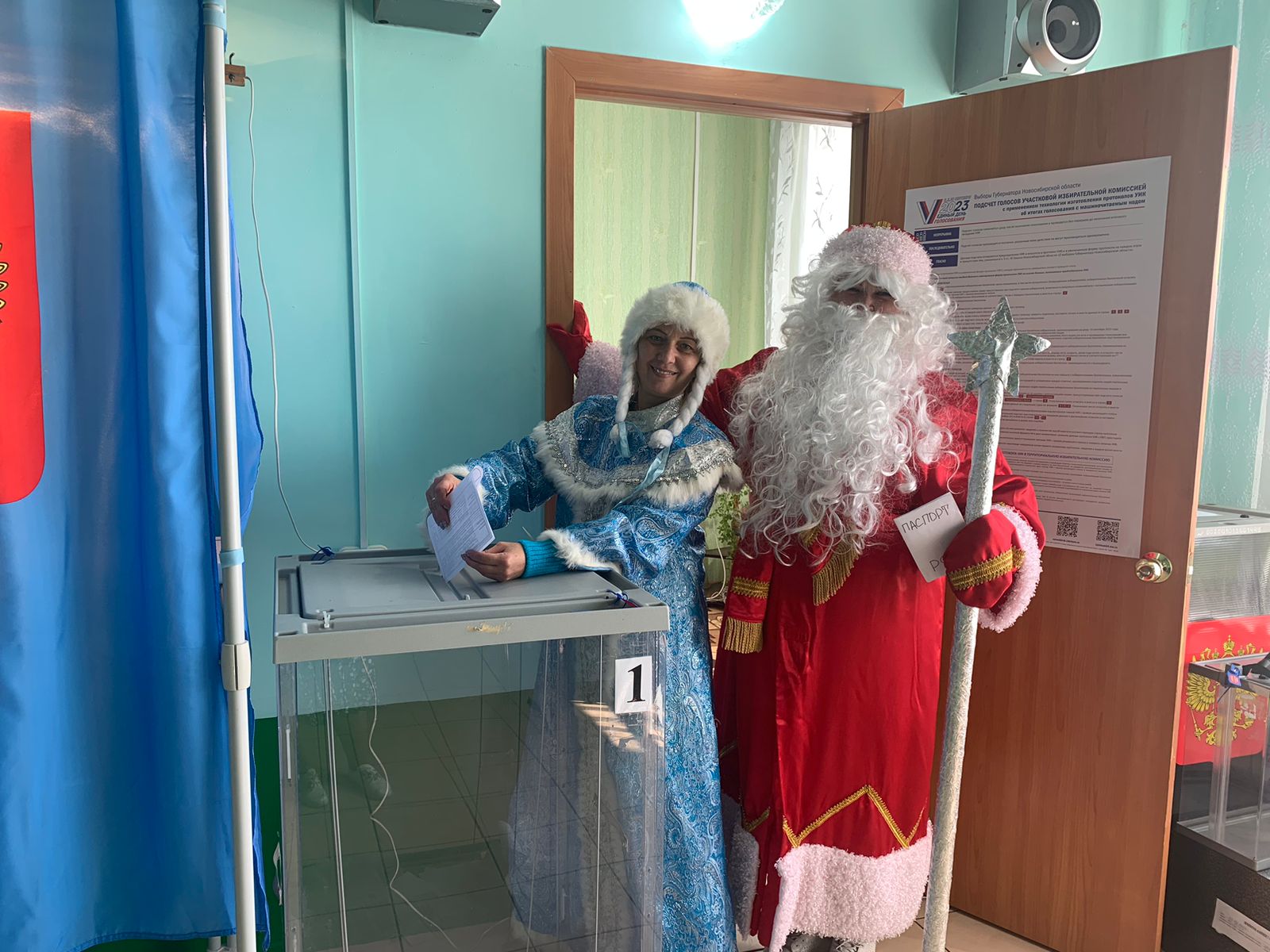 uik1_ded_moroz_so_snegurochkoy_ne_ostalis_v_storone_prishli_golosovat_na_1_uchastok.jpg