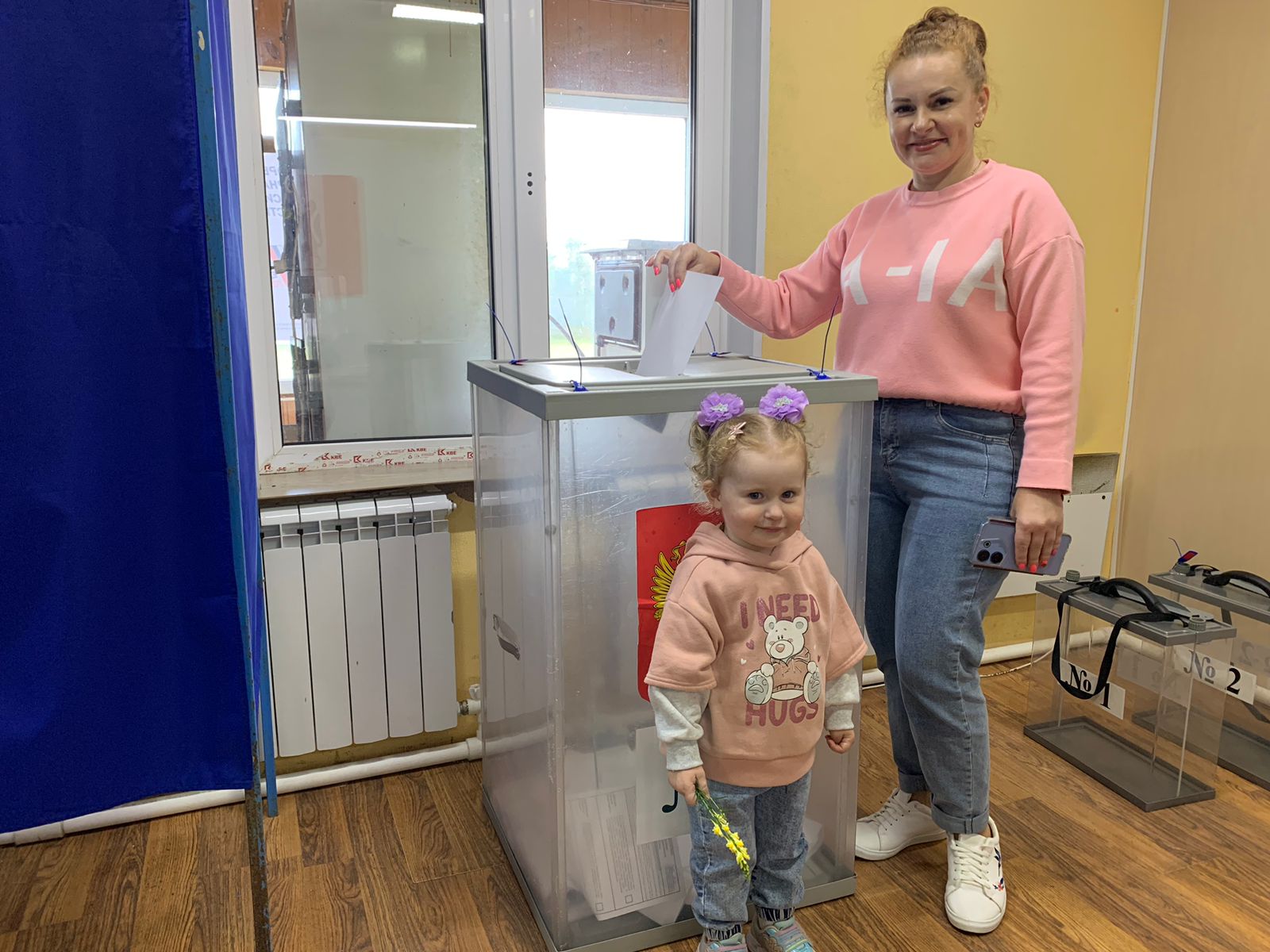 uik_1300._prodolzhaetsya_golosovanie._dodukalova_olesya_mihaylovna_prishla_s_docheryu_miladoy.jpg