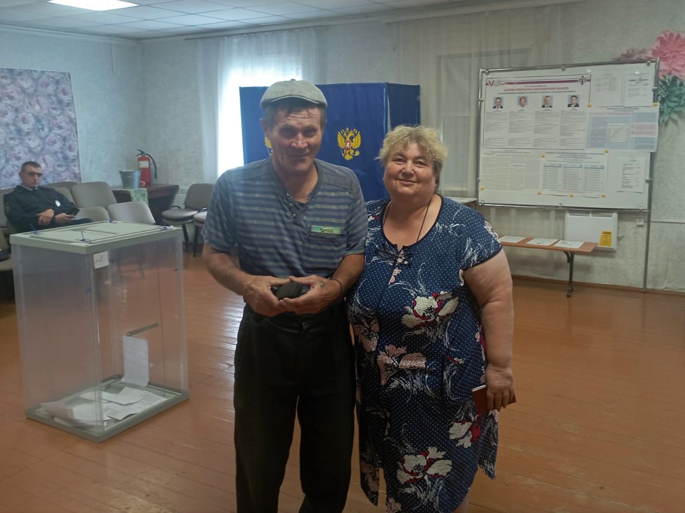 uik_451_mintyukovy_tamara_i_sergey_prishli_progolosovat_v_yubiley_sovmestnoy_zhizni_oni_vmeste_45_let_vyrastili_troih_deteyraduyutsya_vnukam_vsyu_zhizn_prozhivayut_v_posyolke_druzhnyy.jpeg