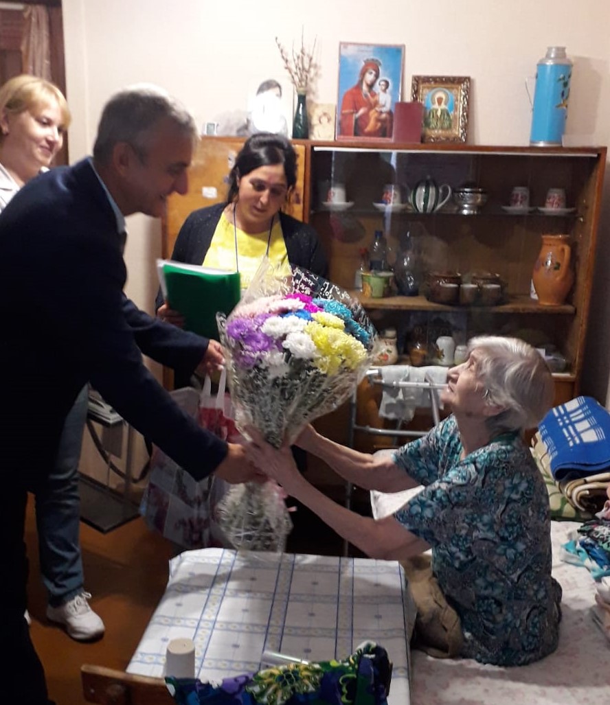 uik_466_golosuet_anna_iosifovna_malyhina_kotoroy_ispolnilos_100_let._pozdravlyaet_predsedal_uik.jpeg