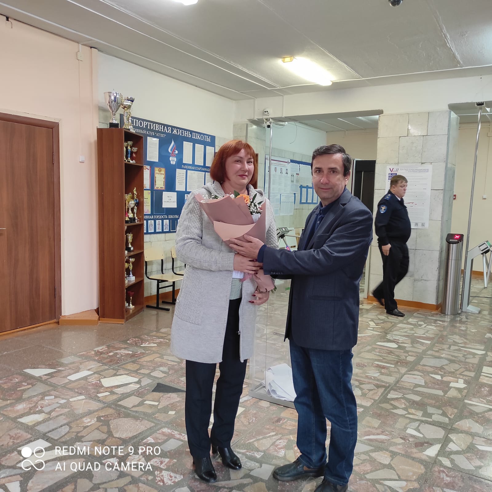 uik_493_predsedatel_tik_oleg_smirnov_pozdravil_zamestitelya_predsedatelya_uik_493_allu_sinenko_s_yubileem.jpeg