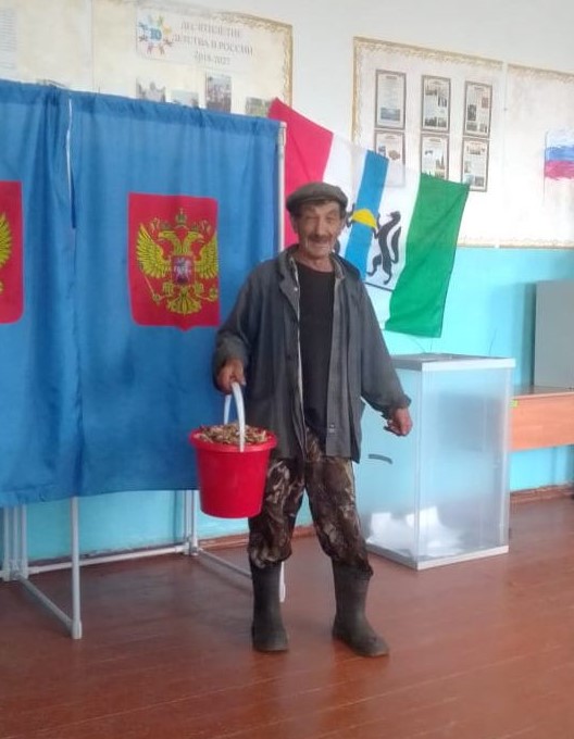 uik_no387_p.bezlyudnyy.izbiratel_srazu_iz_lesa_prishel_na_uik_golosovat.jpg